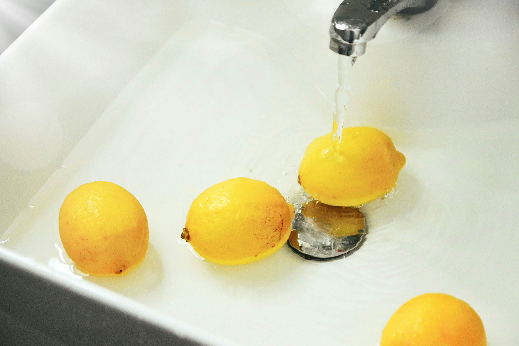 Abfluss in einer Küchenspüle